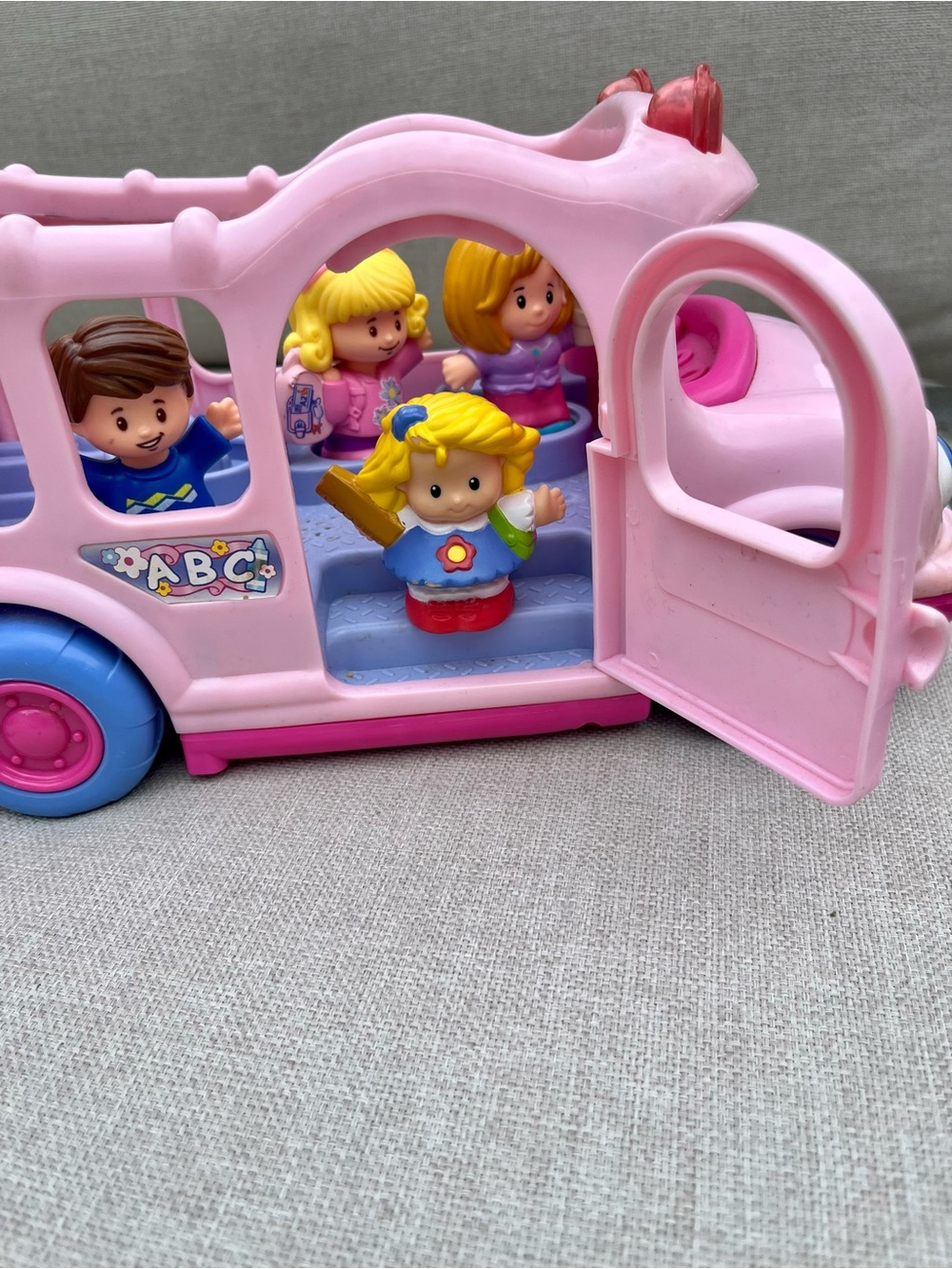 FISHER-PRICE - LITTLE PEOPLE MUSICAL SCHOOL BUS WITH DRIVER AND STUDENTS - Picture 1 of 8